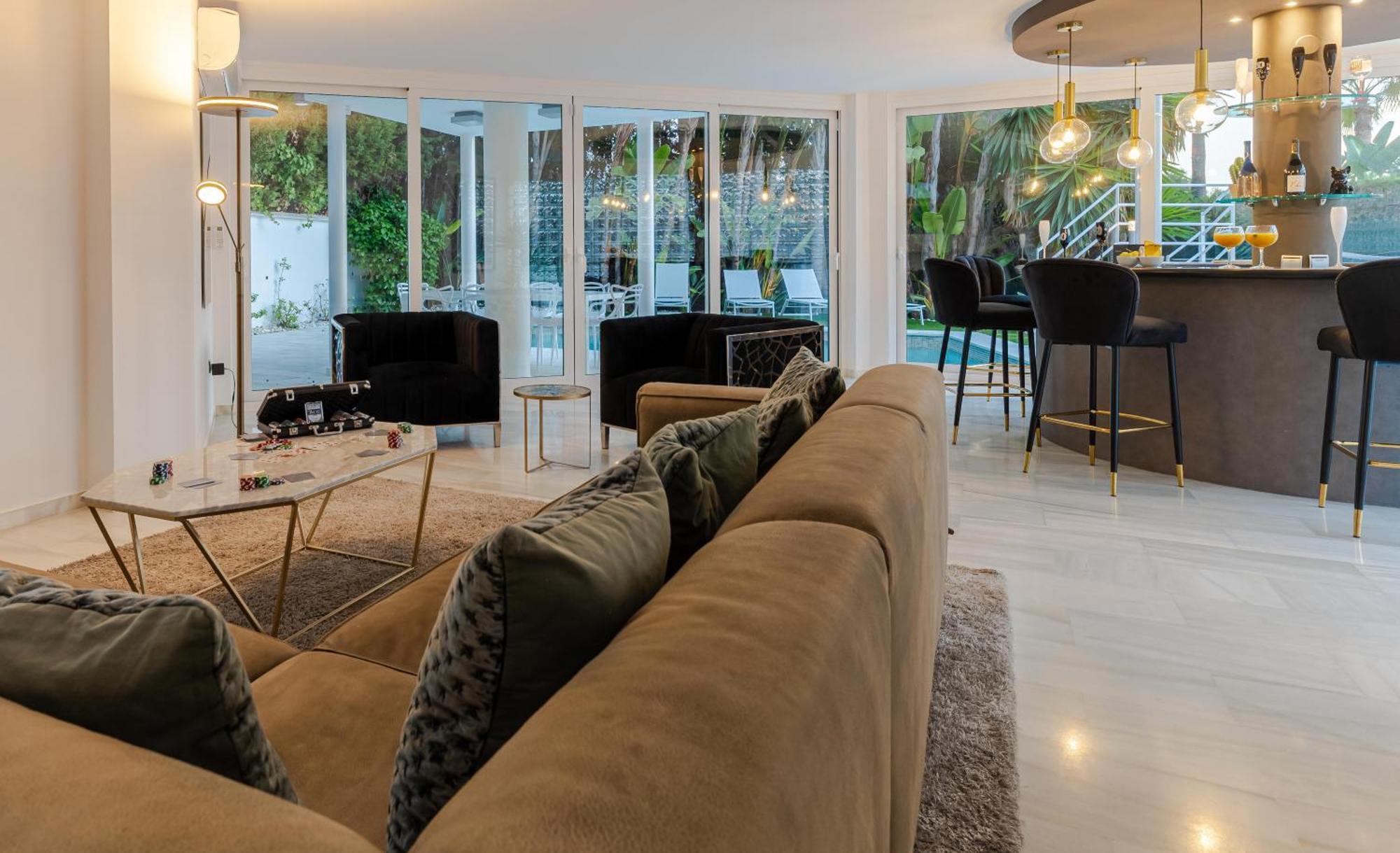 Tropical 4 Bdrm In Prime Location W Jacuzzi Marbella