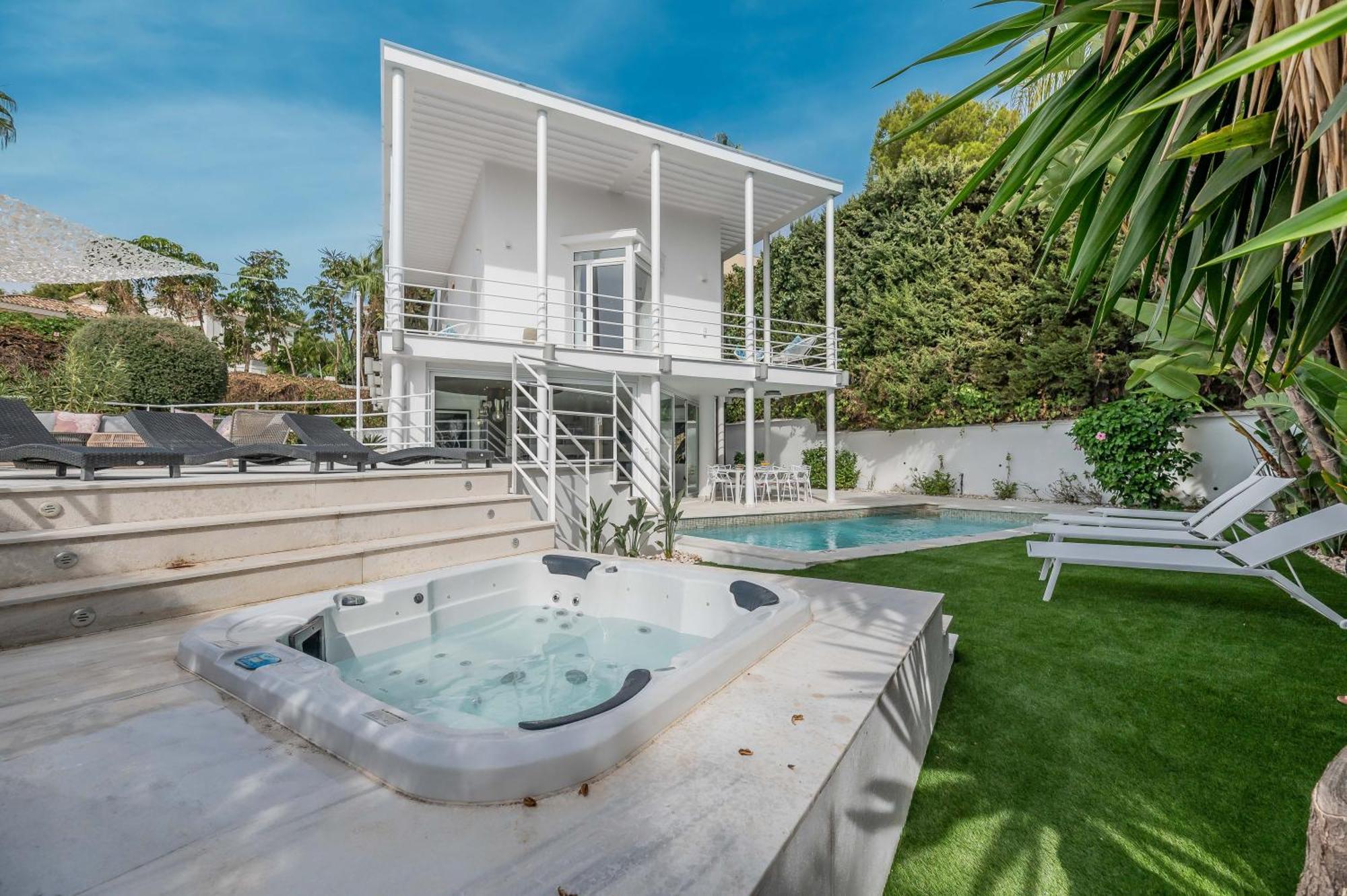 Tropical 4 Bdrm In Prime Location W Jacuzzi * Marbella