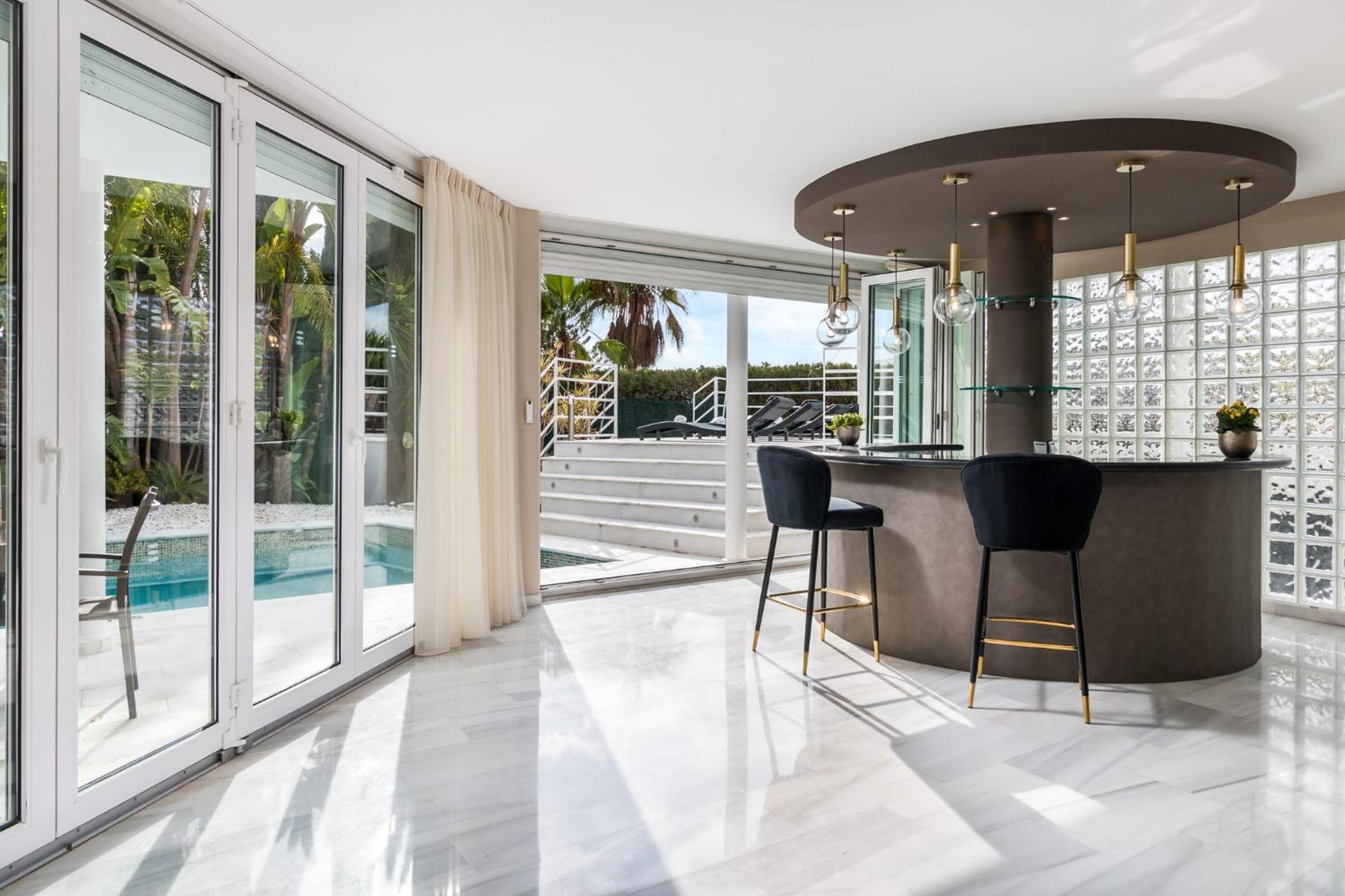 Tropical 4 Bdrm In Prime Location W Jacuzzi Marbella