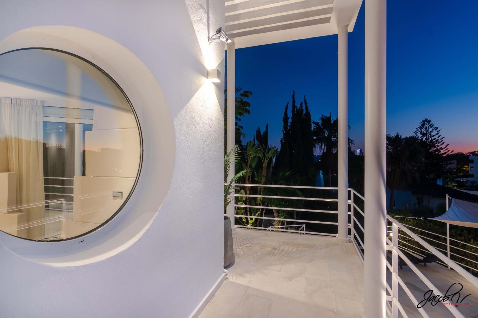 Tropical 4 Bdrm In Prime Location W Jacuzzi