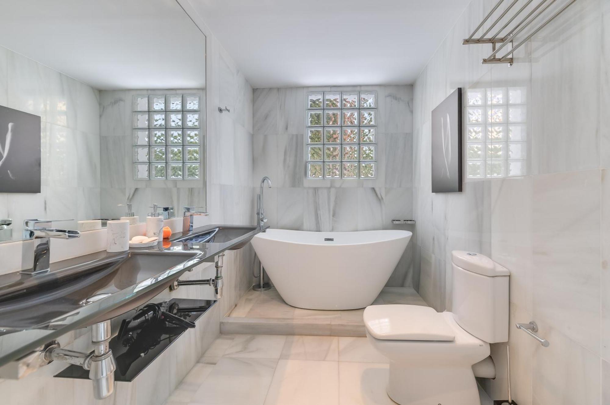 Tropical 4 Bdrm In Prime Location W Jacuzzi * Marbella