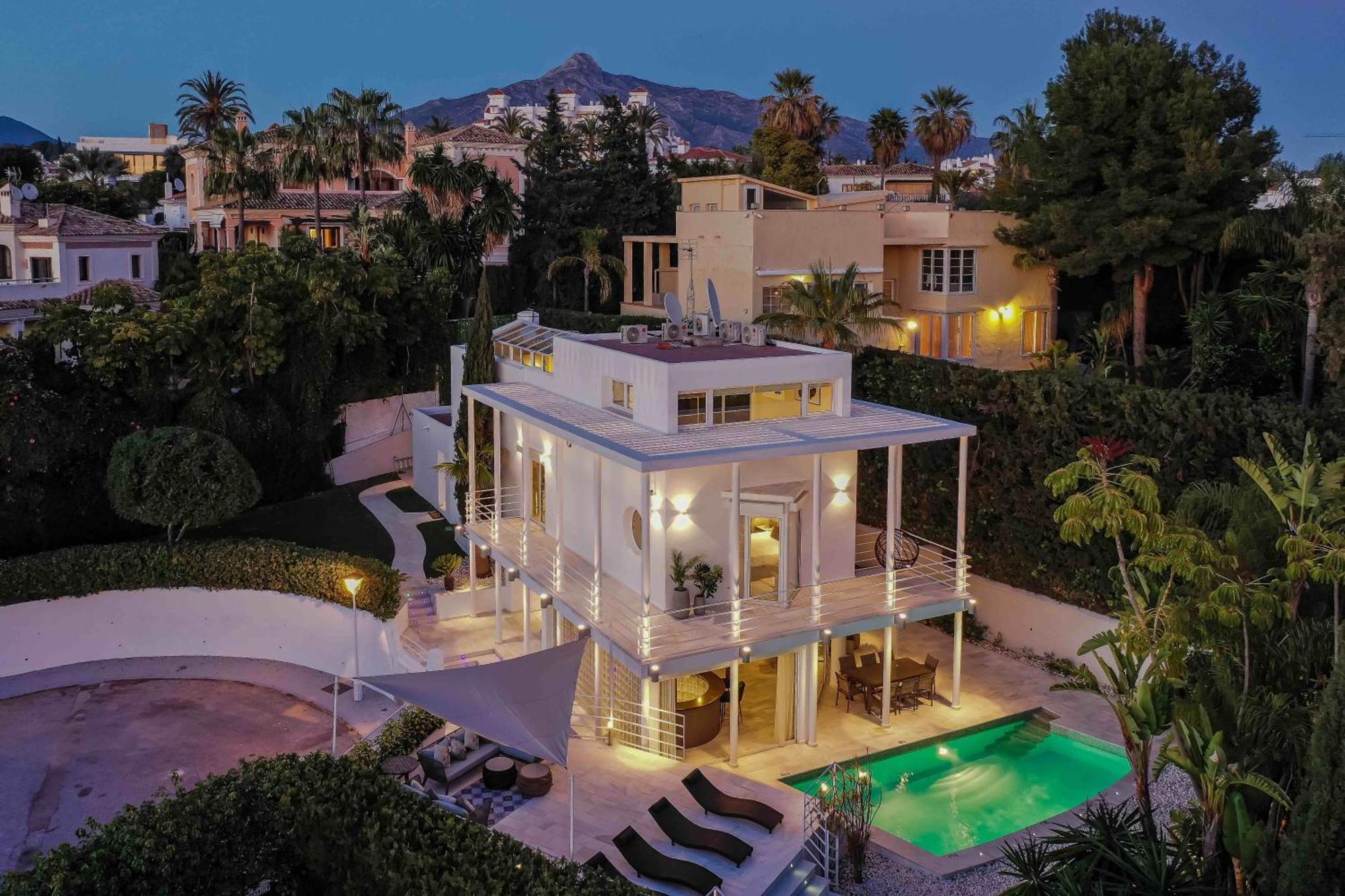 Tropical 4 Bdrm In Prime Location W Jacuzzi *