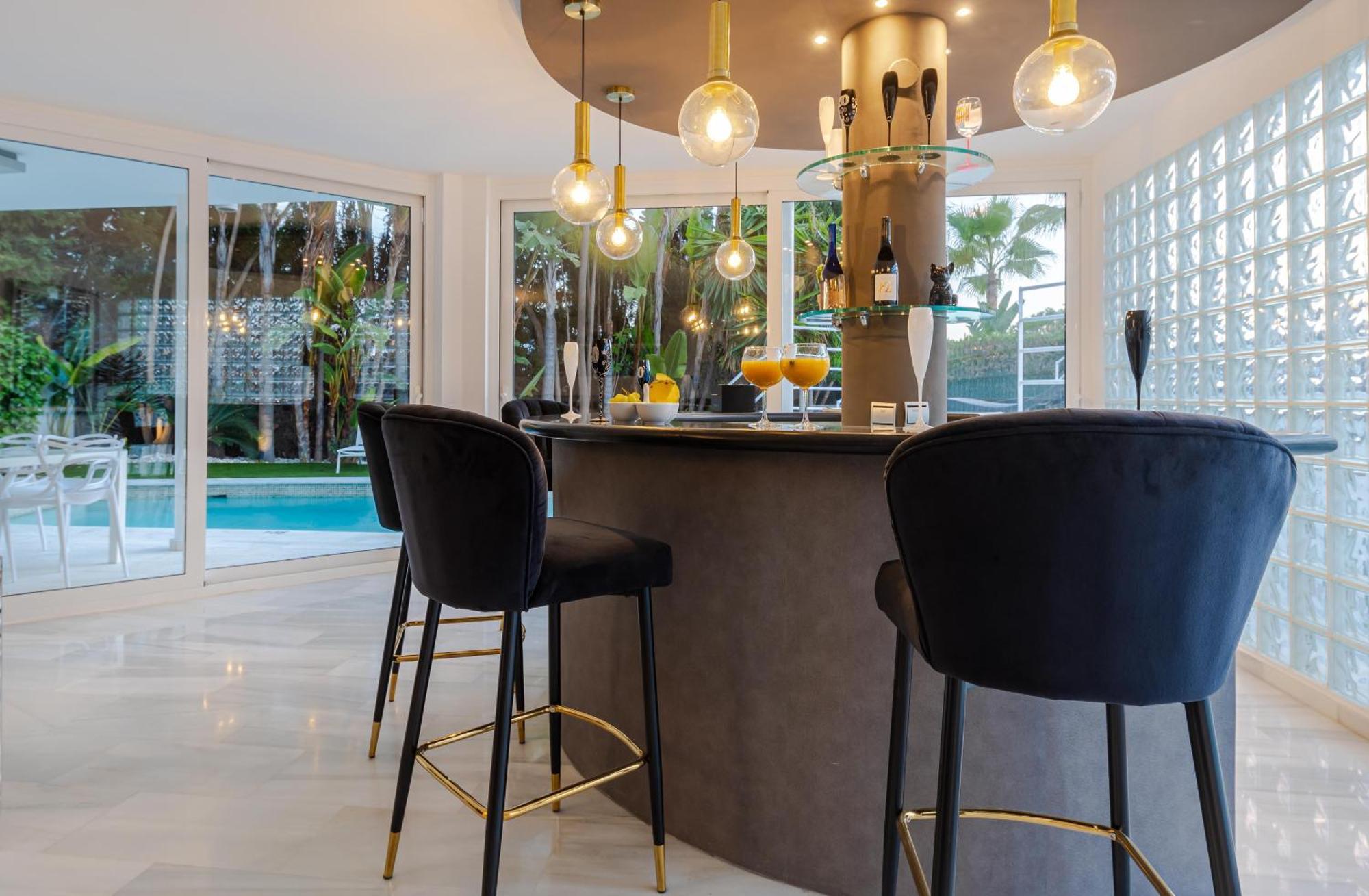 Tropical 4 Bdrm In Prime Location W Jacuzzi *